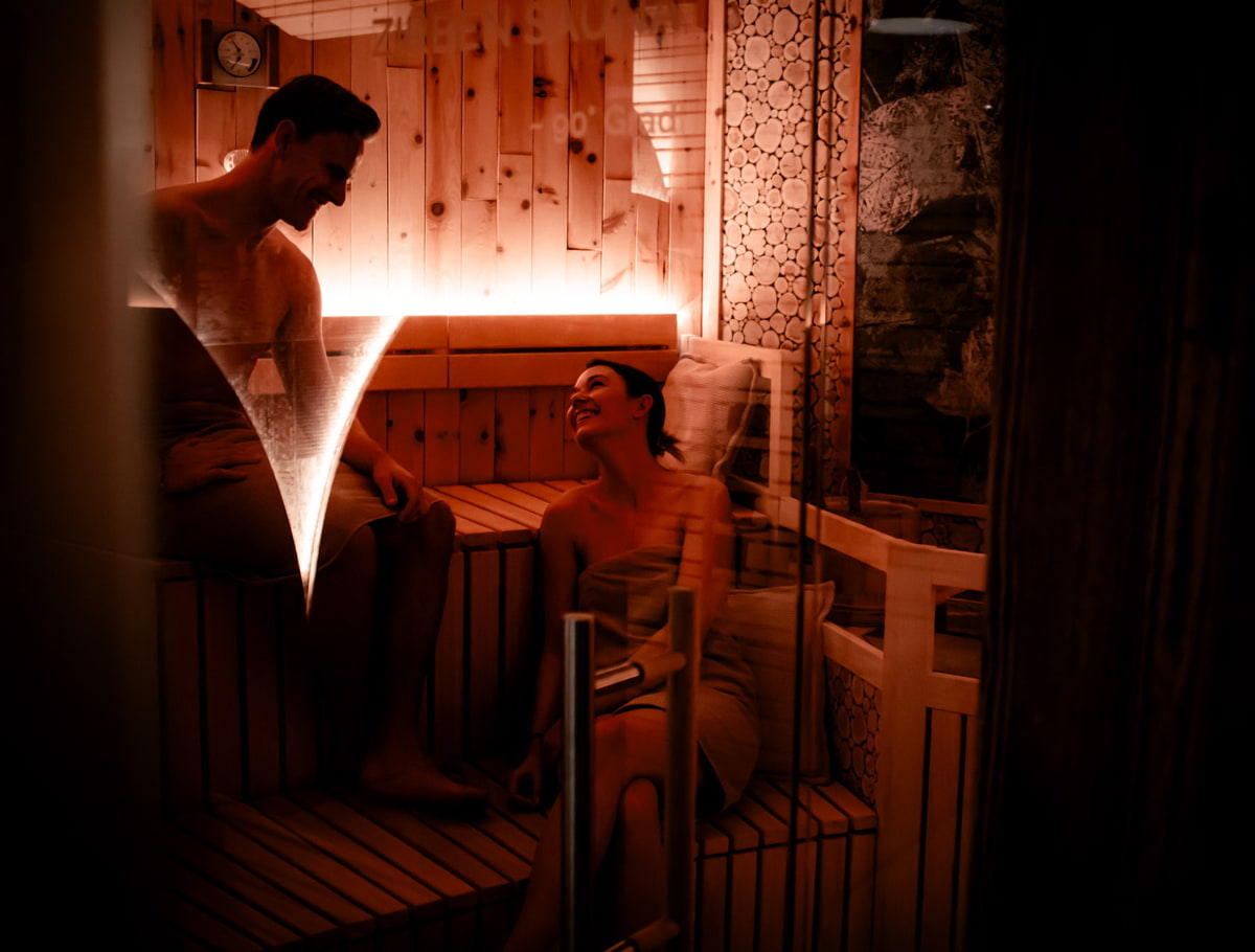 Paar in Zirbensauna im Hotel Bergergut ****s Paar in Zirbensauna im Hotel Bergergut ****s