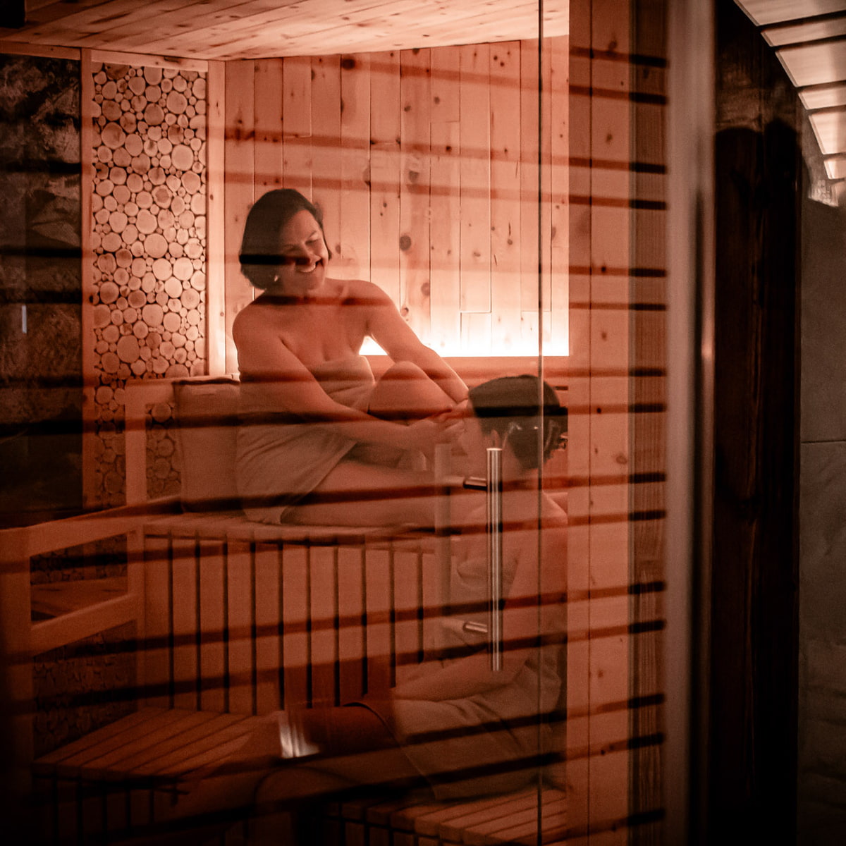 Mutter und Tochter in der Sauna im Hotel Bergergut Mutter und Tochter in der Sauna im Hotel Bergergut