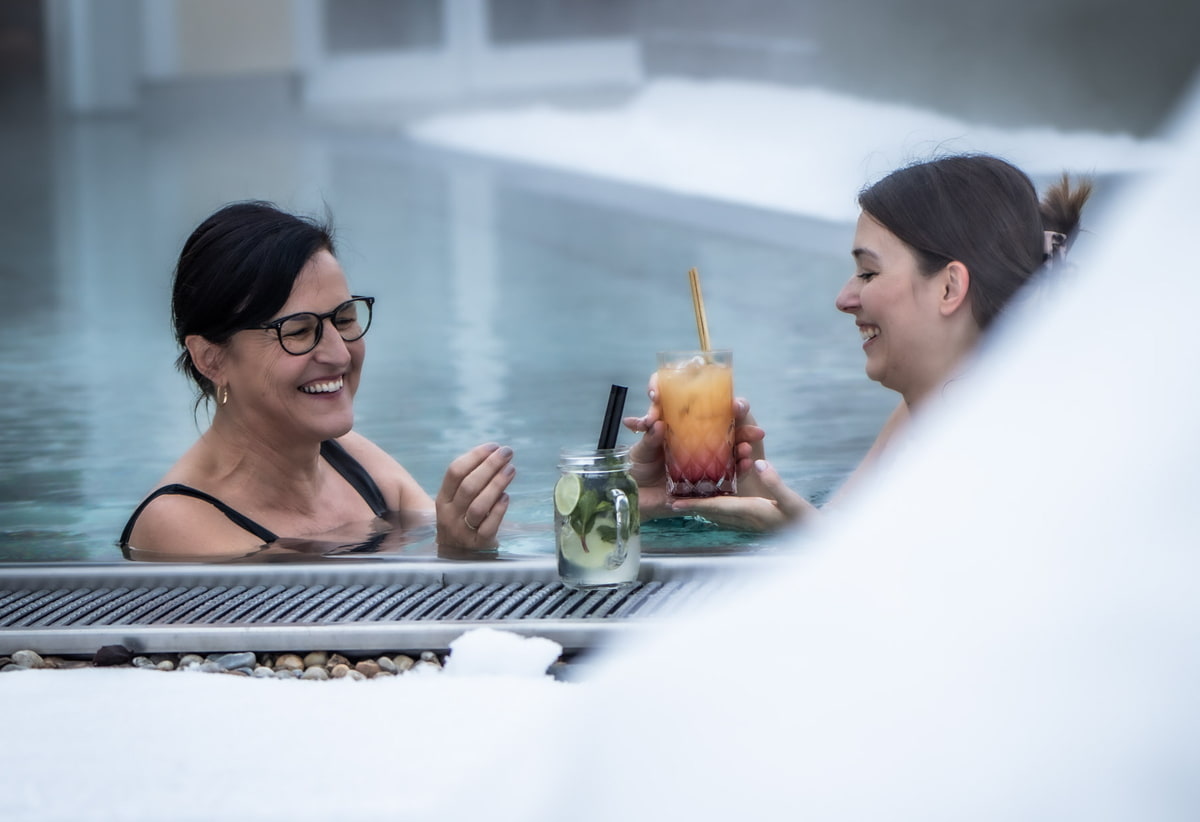 Freundinnen im Pool mit Drinks im Hotel Bergergut Freundinnen im Pool mit Drinks im Hotel Bergergut