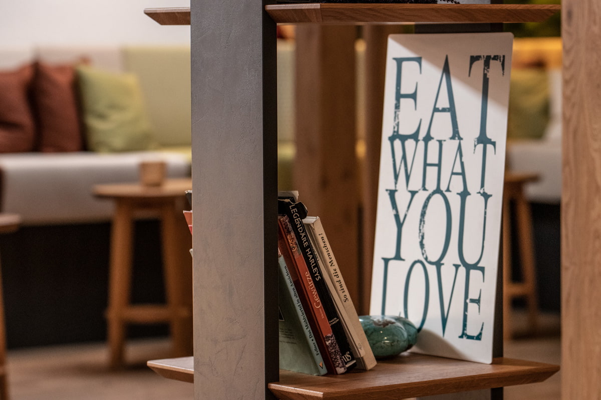 Eat what you love Spruch-Schild im Restaurant BERGERGUT Eat what you love Spruch-Schild im Restaurant BERGERGUT
