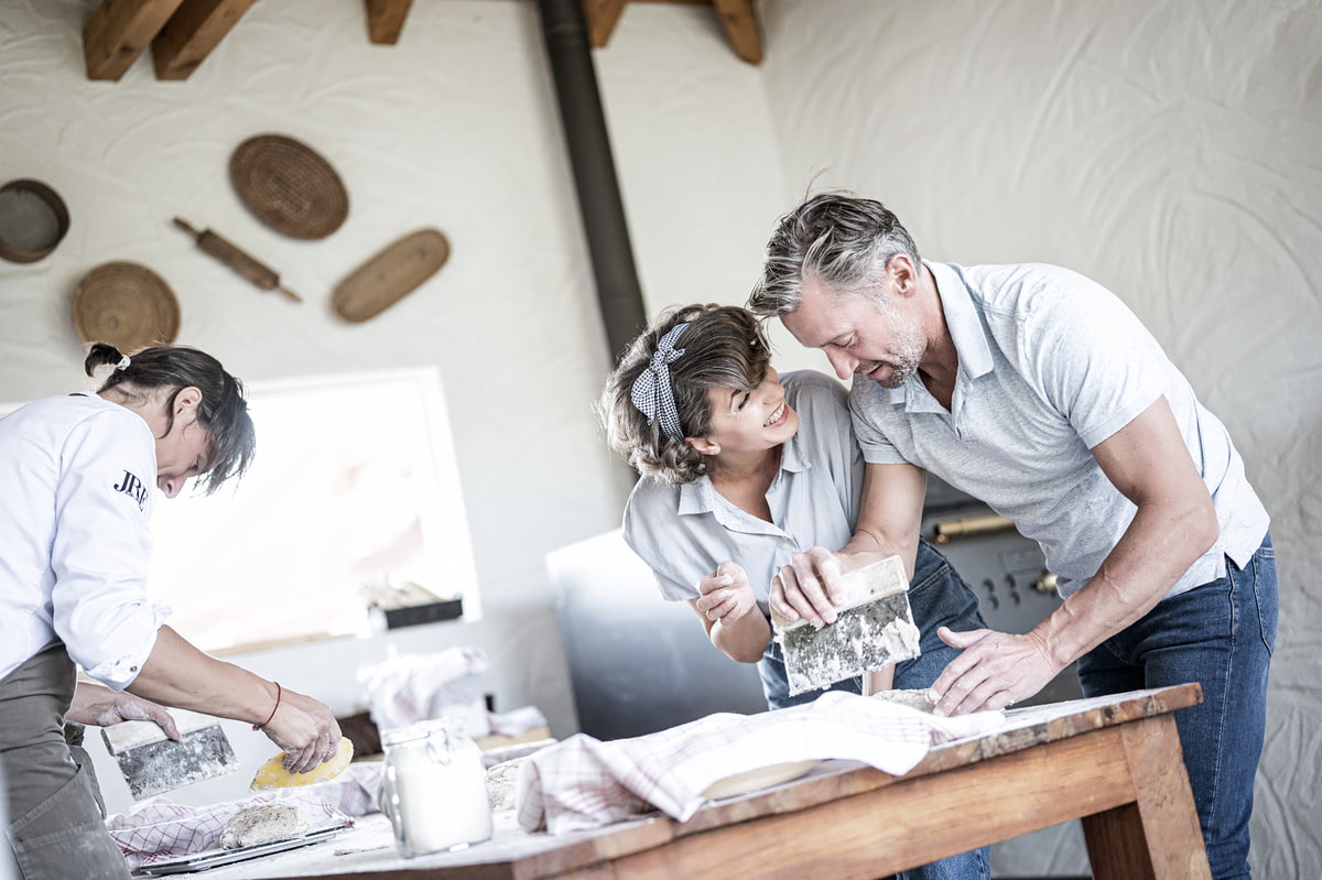 Paar beim Brot Backkurs mit Haubenkoch Thomas Hofer Paar beim Brot Backkurs mit Haubenkoch Thomas Hofer