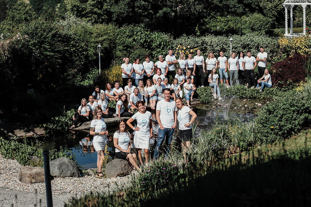 Teamfoto Hotel Bergergut am Bergergut Teich im Garten Teamfoto Hotel Bergergut am Bergergut Teich im Garten