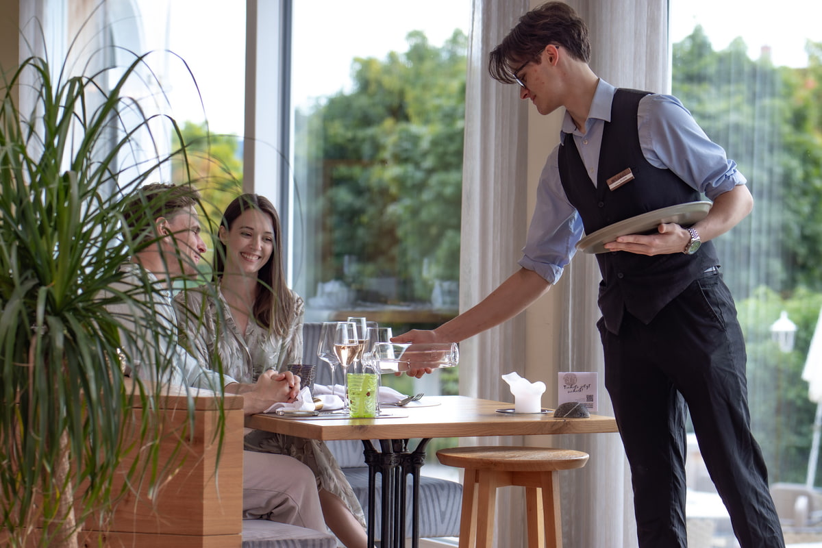 Paar beim Fine Dining am Abend im Restaurant im Hotel Bergergut Paar beim Fine Dining am Abend im Restaurant im Hotel Bergergut
